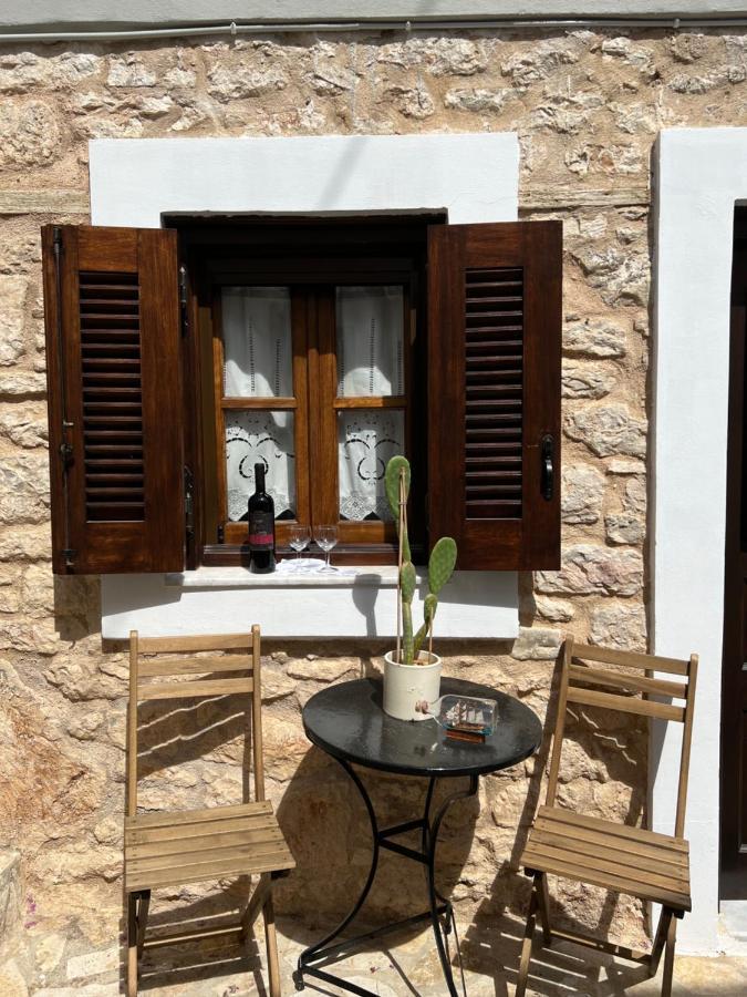 Luca'S Houses Chalki Town Extérieur photo